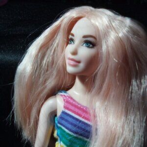Pink hair and Curvy body Fashionista Barbie  2019 By Mattel with 2 dresses